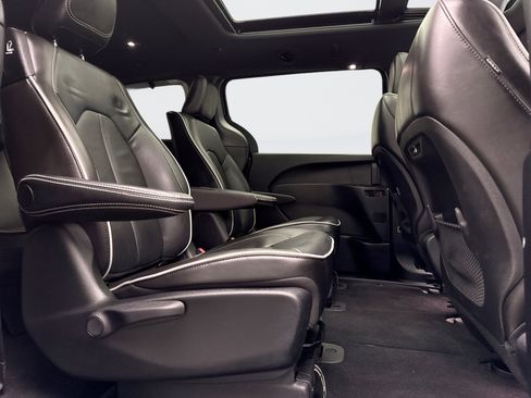 Used 2022 Chrysler Pacifica Limited w/ S Appearance Package image 21