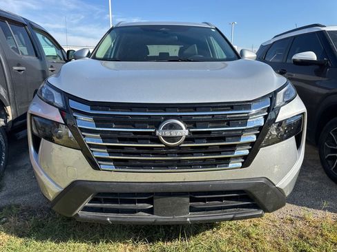 Used 2025 Nissan Rogue SV w/ SV Premium Package FWD image 2