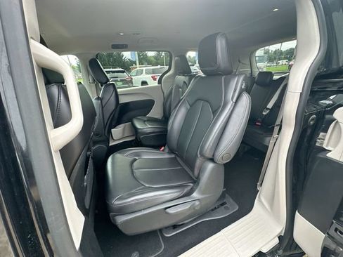 Used 2023 Chrysler Pacifica Touring-L FWD image 27