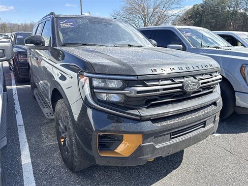 Used 2025 Ford Expedition Tremor image 2