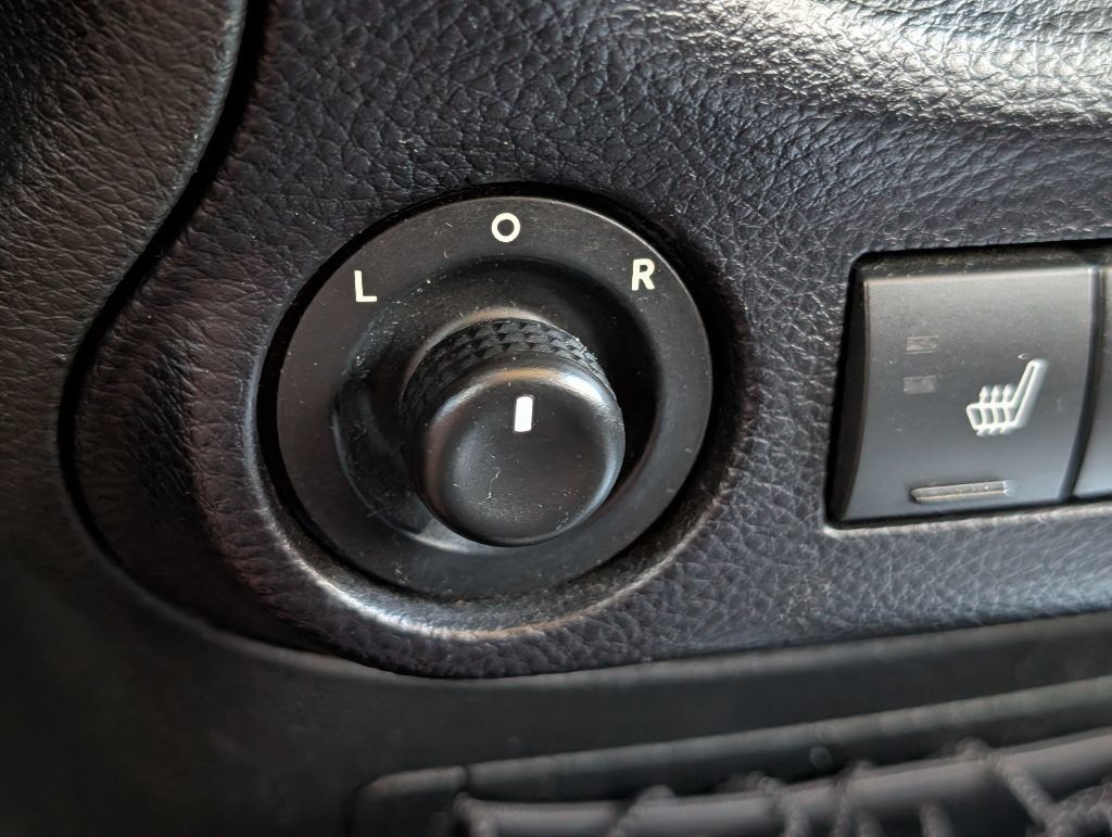 Used 2015 Jeep Wrangler Unlimited Sahara w/ Connectivity Group AWD/4WD image 18