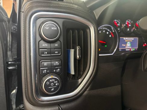 Used 2021 Chevrolet Silverado 1500 LT Trail Boss w/ Convenience Package II AWD/4WD image 21