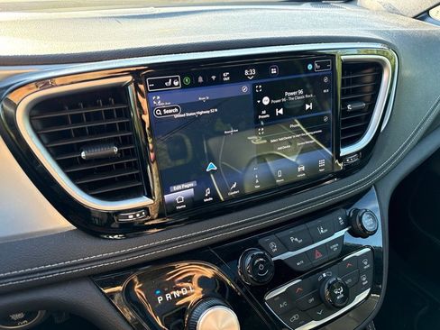 Used 2025 Chrysler Pacifica Limited FWD image 13