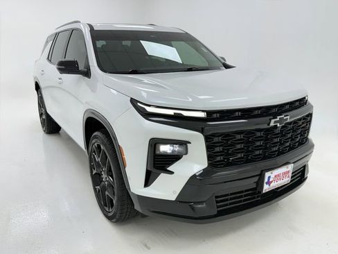 Used 2025 Chevrolet Traverse RS w/ LPO, Floor Liner Package FWD image 2