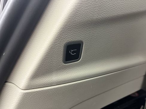 Used 2024 Chrysler Pacifica Touring-L image 31