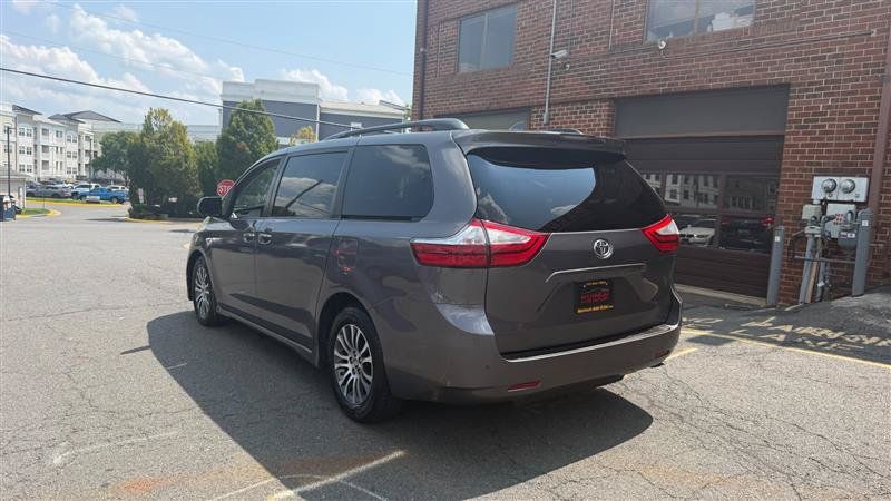 Used 2018 Toyota Sienna XLE w/ XLE Navigation Package FWD image 9