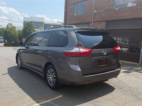 Used 2018 Toyota Sienna XLE w/ XLE Navigation Package FWD image 9