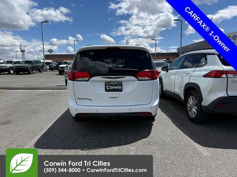 Used 2018 Chrysler Pacifica Touring-L FWD image 11