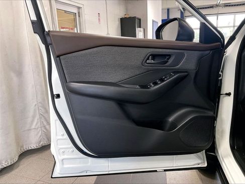Used 2023 Nissan Rogue S AWD/4WD image 9