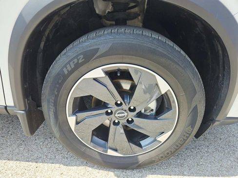Used 2024 Nissan Rogue SV AWD/4WD image 16