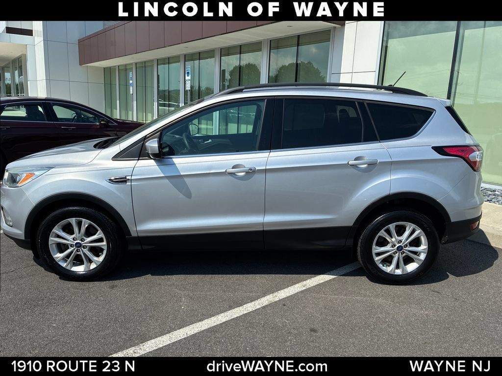 Used 2018 Ford Escape SE w/ SE Sync 3 Package AWD/4WD image 2
