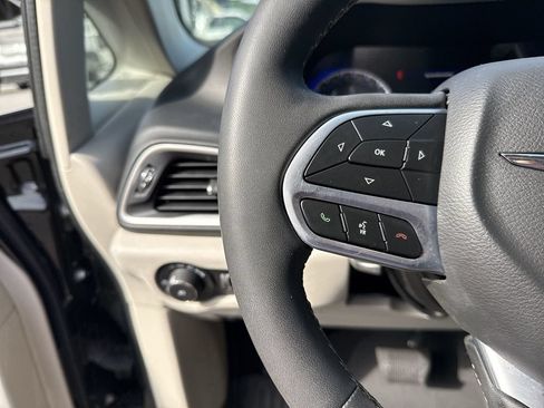 Used 2022 Chrysler Pacifica Touring-L FWD image 16