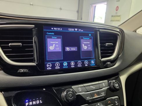 Used 2018 Chrysler Pacifica Touring-L FWD image 21