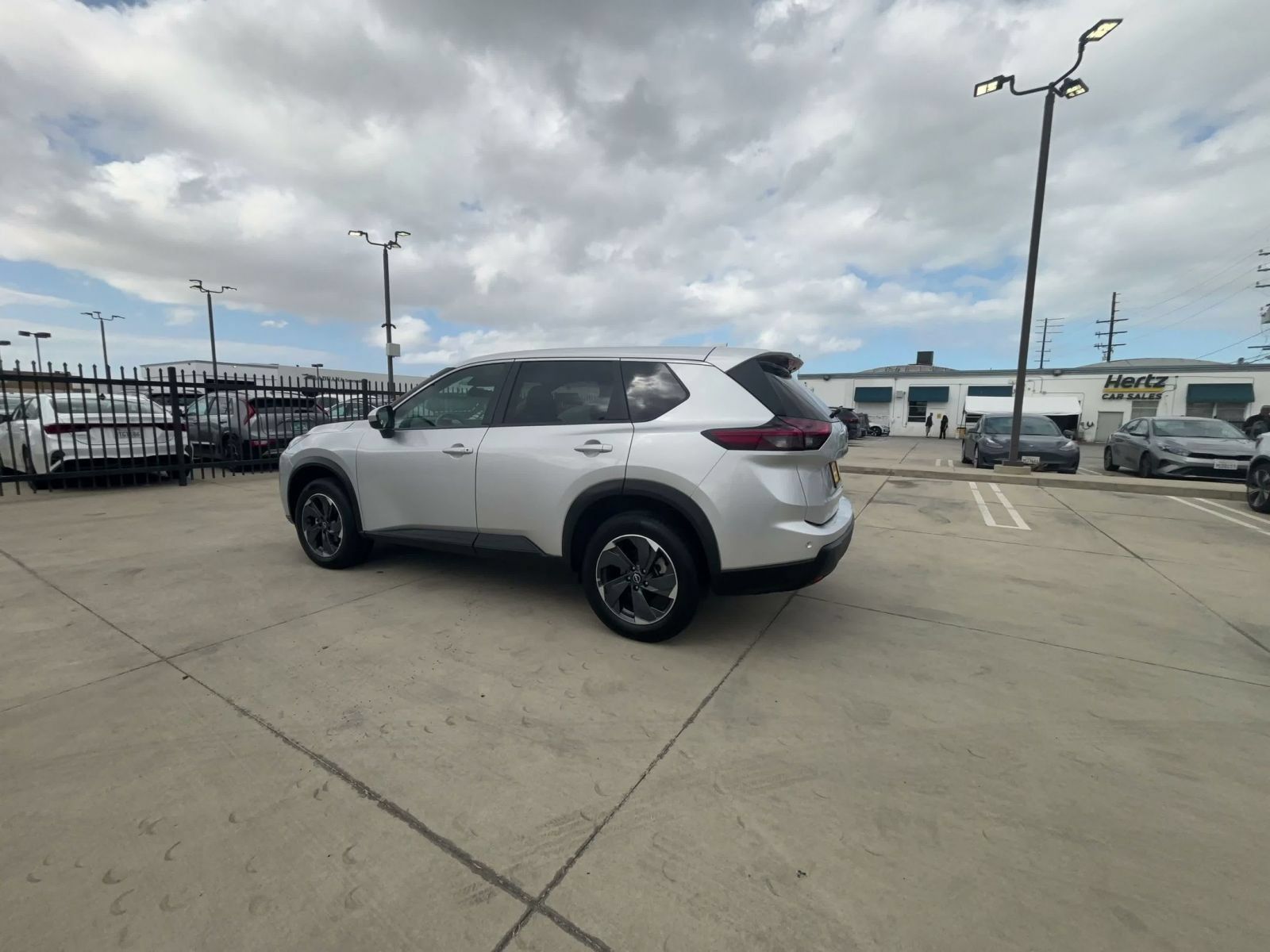 Used 2025 Nissan Rogue SV FWD image 9