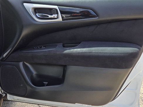 Used 2014 Nissan Pathfinder SV AWD/4WD image 17