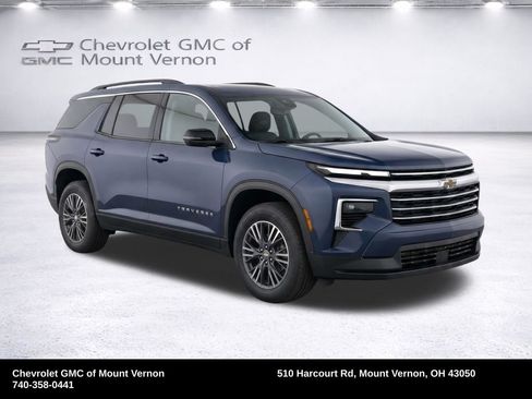 Used 2025 Chevrolet Traverse LT FWD image 2
