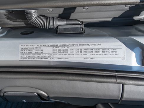 Used 2024 Bentley Bentayga image 41