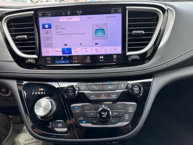 Used 2023 Chrysler Pacifica Touring FWD image 28