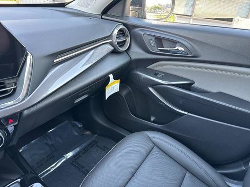 New 2025 Chevrolet Trax ACTIV w/ Sunroof Package FWD image 14