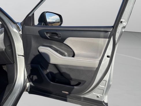 Used 2023 Toyota Highlander LE image 42