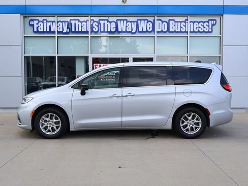 Used 2024 Chrysler Pacifica Touring-L FWD image 7