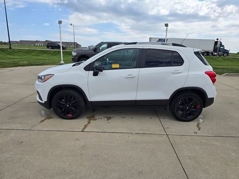 Used 2020 Chevrolet Trax LT w/ Sun & Sound Package AWD/4WD image 4