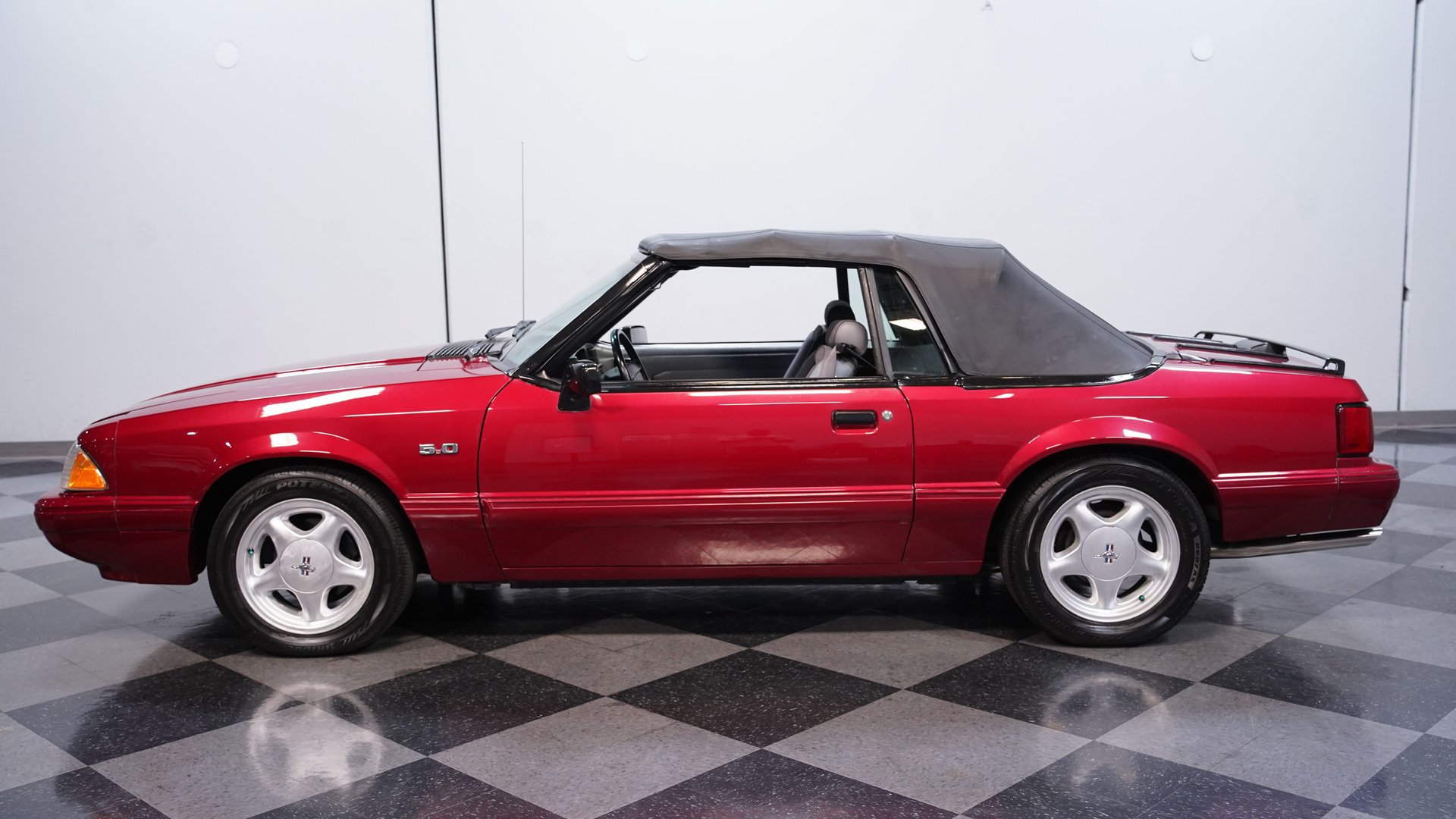 Used 1993 Ford Mustang LX RWD image 2