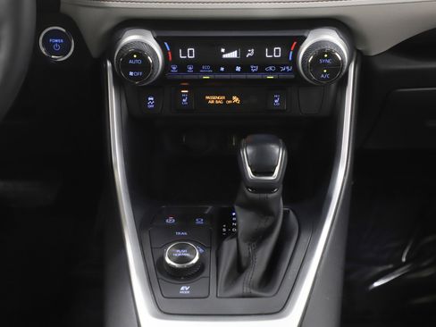 Used 2022 Toyota RAV4 XLE Premium image 18