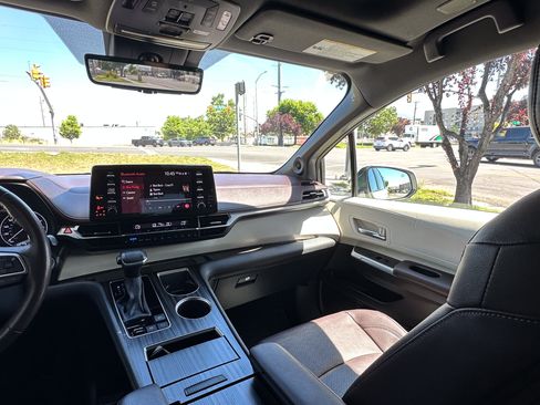 Used 2021 Toyota Sienna Platinum FWD image 35