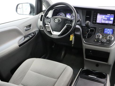 Used 2018 Toyota Sienna LE FWD image 29