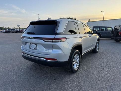 Used 2023 Jeep Grand Cherokee Laredo X image 3