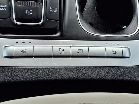 Used 2022 Kia Carnival LX FWD image 15