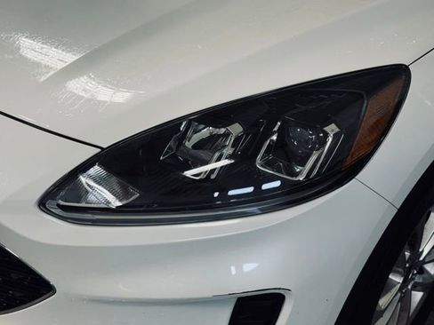 Used 2022 Ford Escape SE image 2