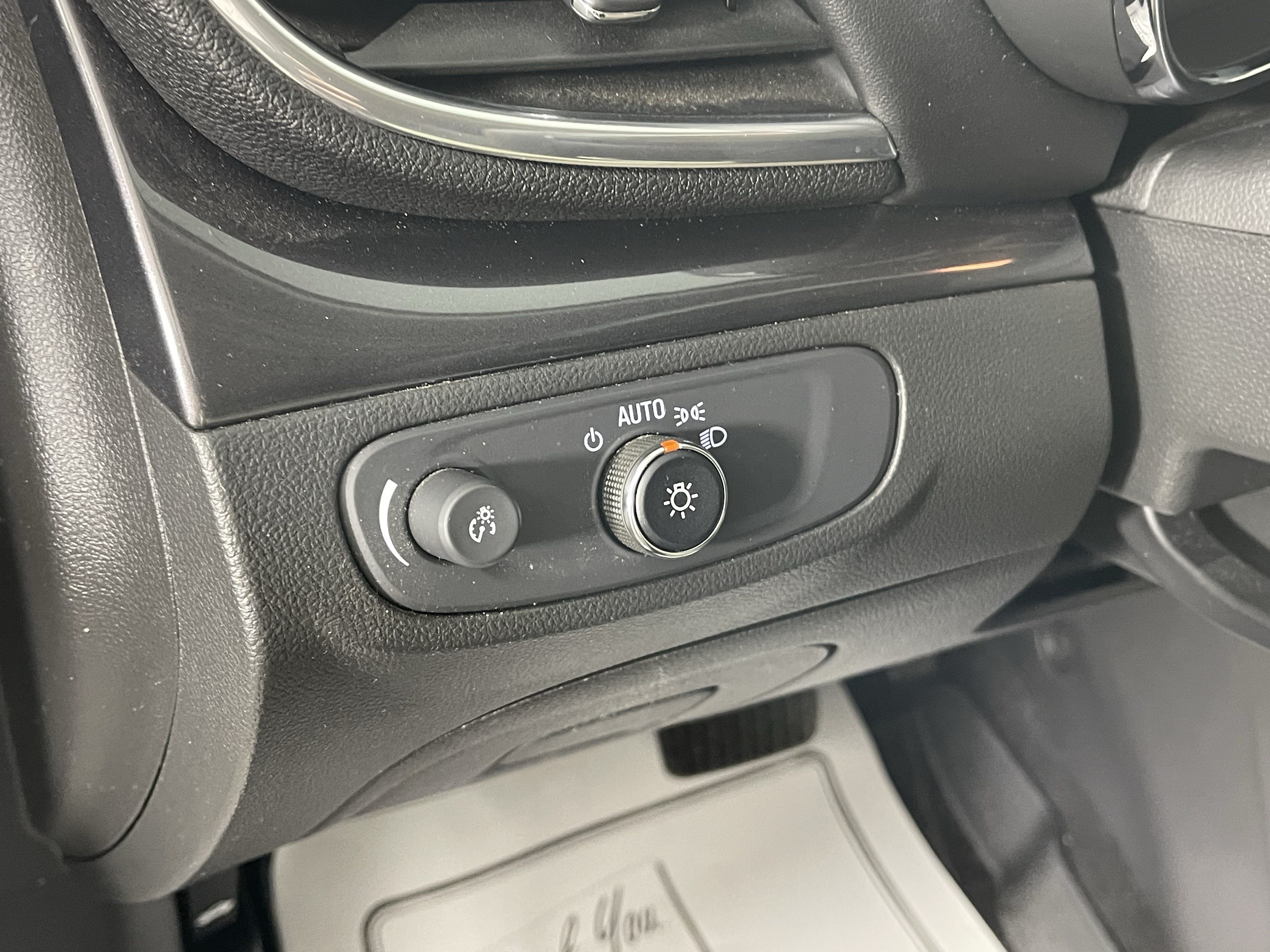 Used 2022 Buick Encore Preferred w/ Safety Package AWD/4WD image 19