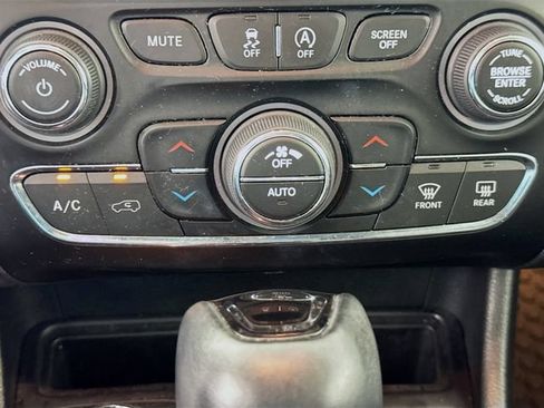 Used 2020 Jeep Cherokee Latitude Plus AWD/4WD image 18
