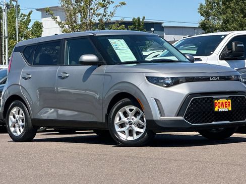 Used 2023 Kia Soul LX w/ LX Technology Package FWD image 2
