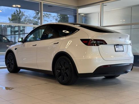 Used 2024 Tesla Model Y Long Range AWD/4WD image 5
