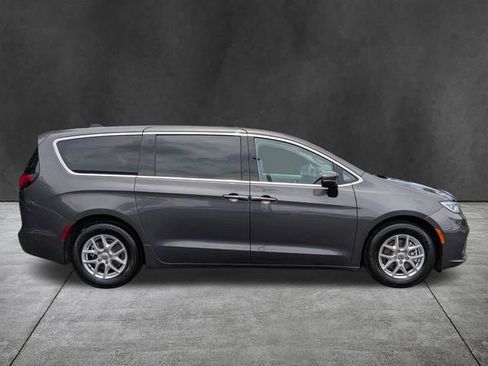 Used 2023 Chrysler Pacifica Touring-L FWD image 4