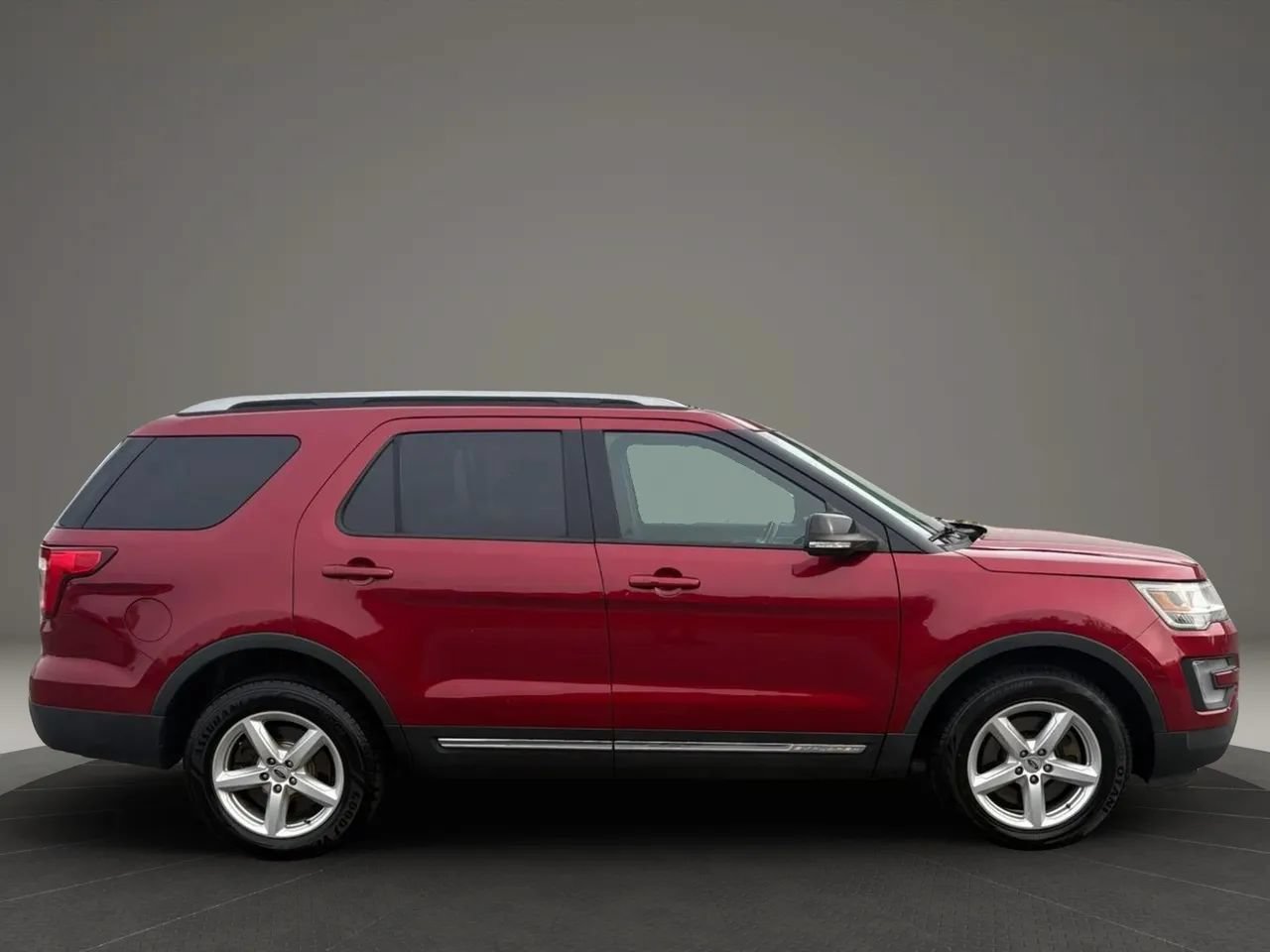 Used 2017 Ford Explorer XLT w/ Equipment Group 202A AWD/4WD image 6