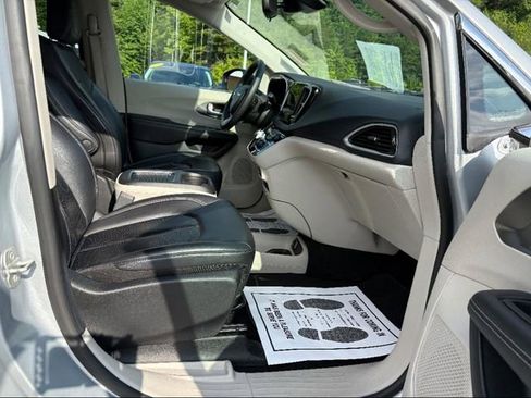 Used 2023 Chrysler Pacifica Touring-L image 15