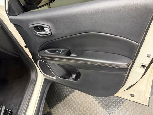 Used 2019 Jeep Compass Latitude image 34