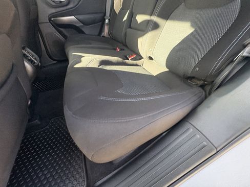 Used 2019 Jeep Cherokee Latitude w/ Cold Weather Group image 22