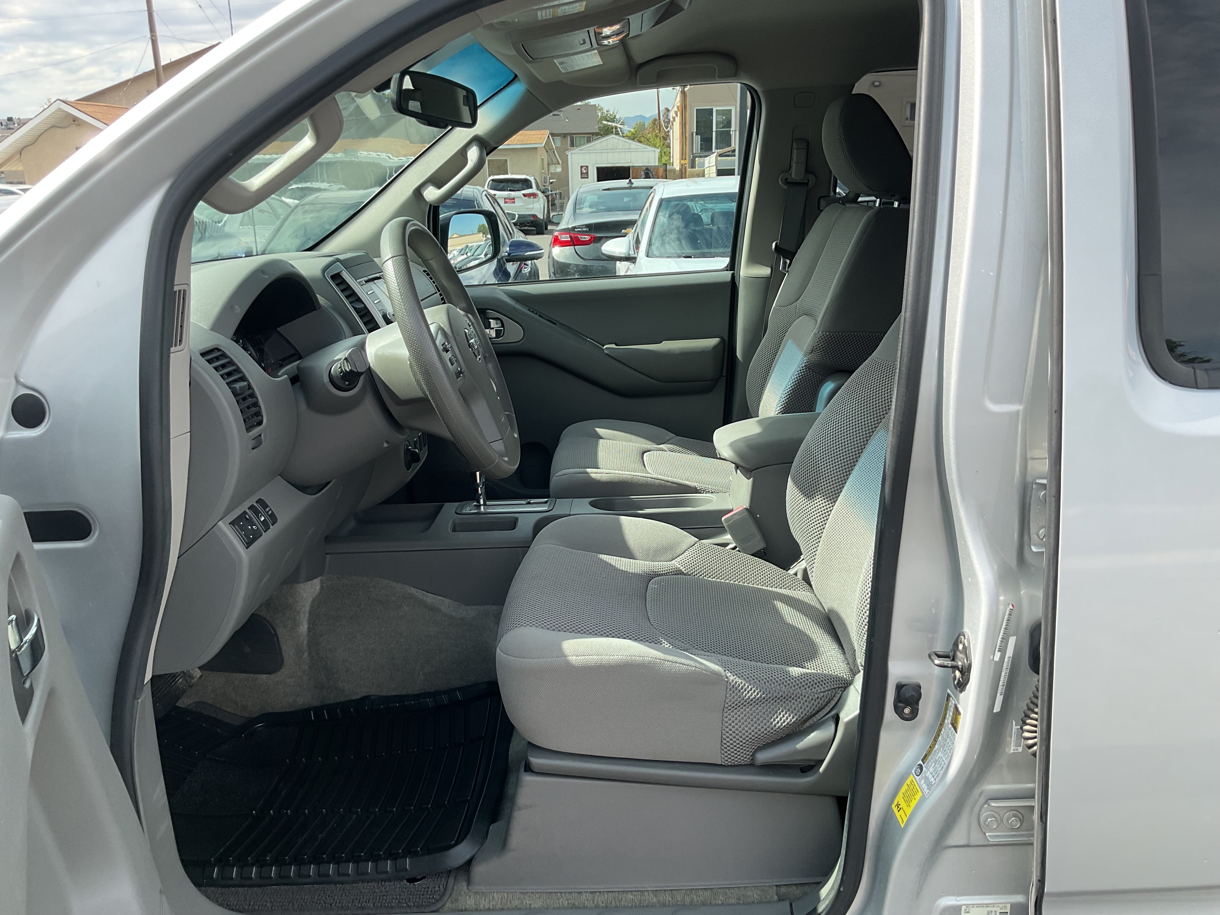 Used 2013 Nissan Frontier SV w/ SV Value Truck Pkg AWD/4WD image 13