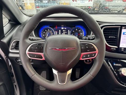 Used 2025 Chrysler Pacifica Select image 14