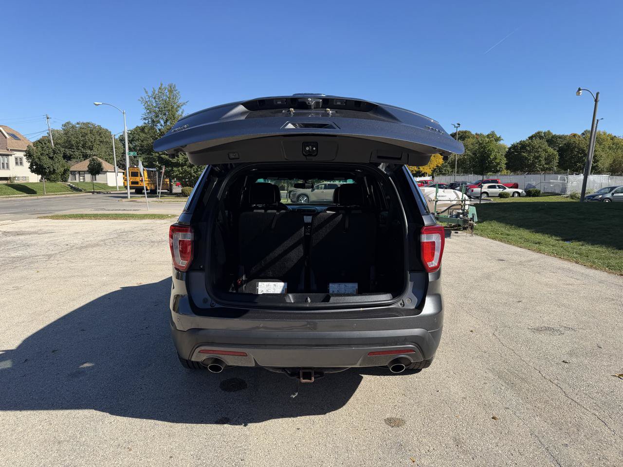 Used 2017 Ford Explorer XLT w/ XLT Technology Feature Bundle AWD/4WD image 8