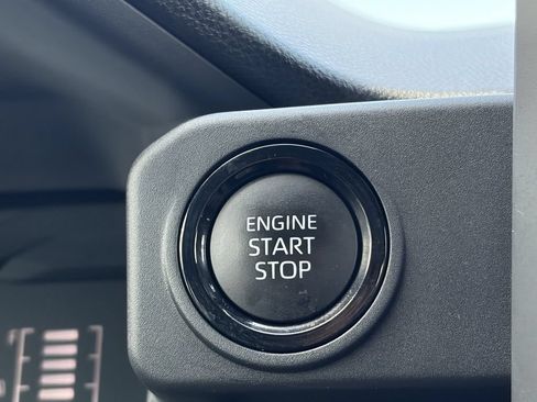Certified 2025 Toyota Tacoma SR5 AWD/4WD image 32