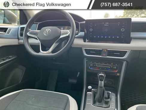 Certified 2025 Volkswagen Taos SE FWD image 28