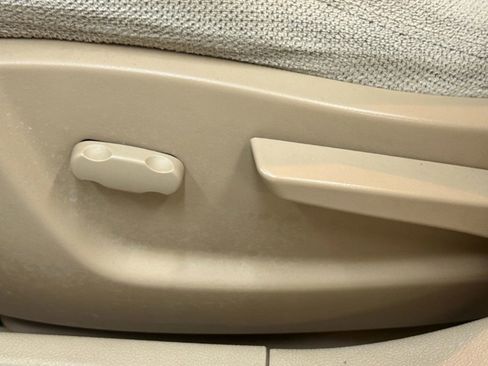 Used 2011 Buick Lucerne CX image 18