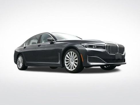 Used 2022 BMW 740i w/ Premium Package image 29