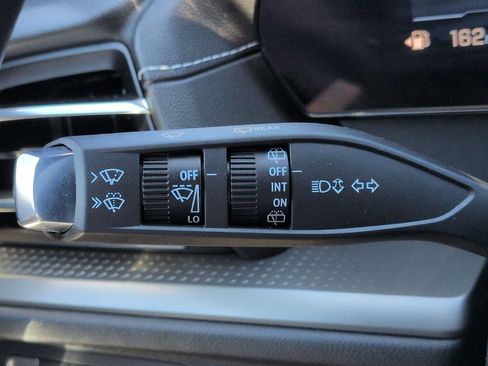 Used 2025 Chevrolet Traverse LT AWD/4WD image 27
